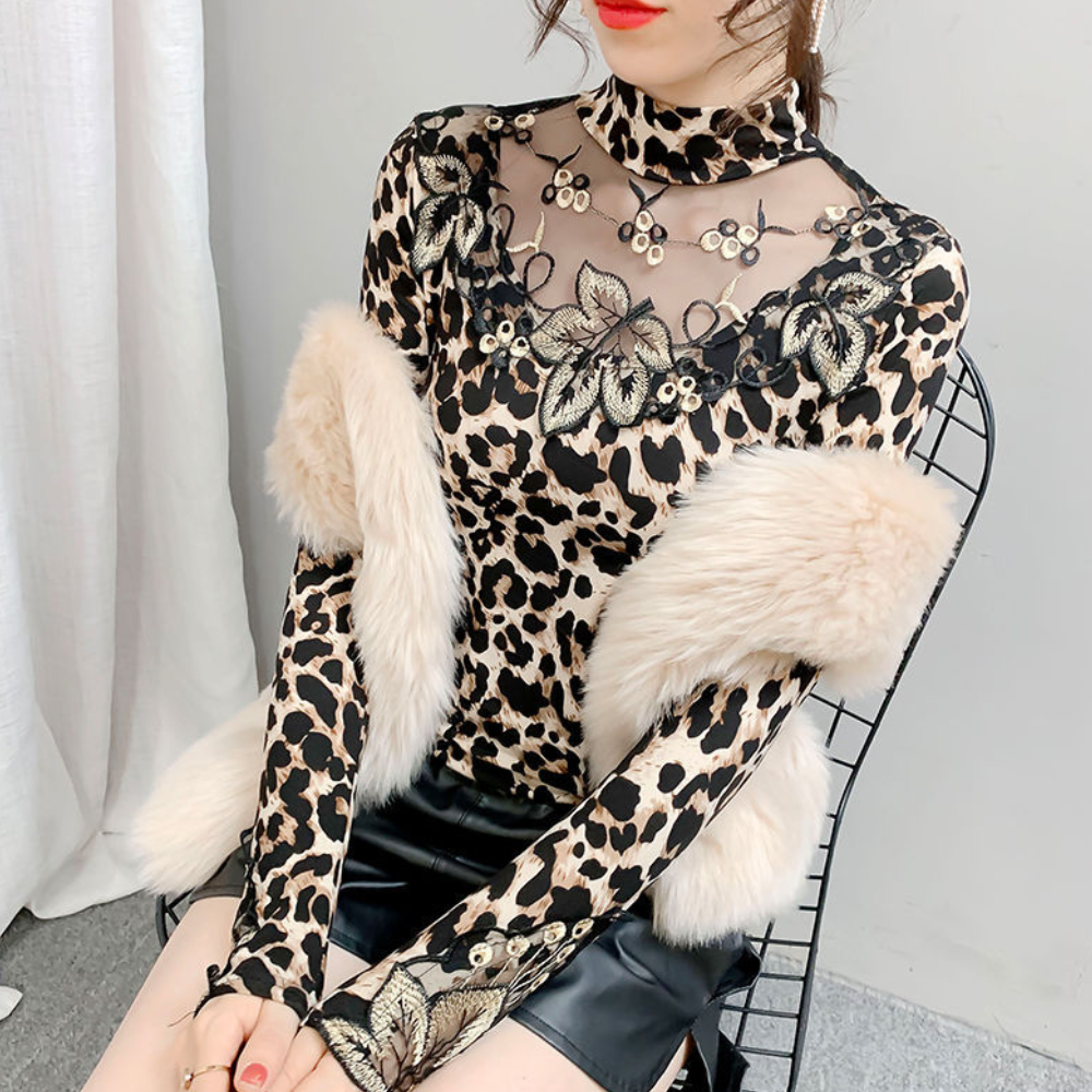 Dorotea – Elegantes Damen-Oberteil mit Auffälligem Leopardenmuster