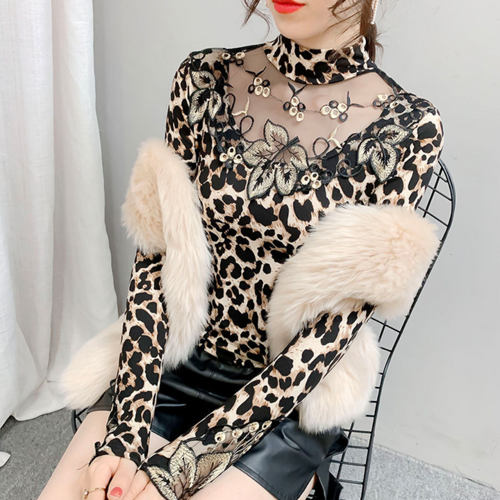 Dorotea – Elegantes Damen-Oberteil mit Auffälligem Leopardenmuster