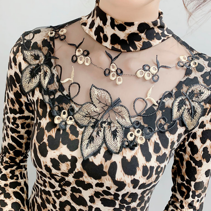 Dorotea – Elegantes Damen-Oberteil mit Auffälligem Leopardenmuster